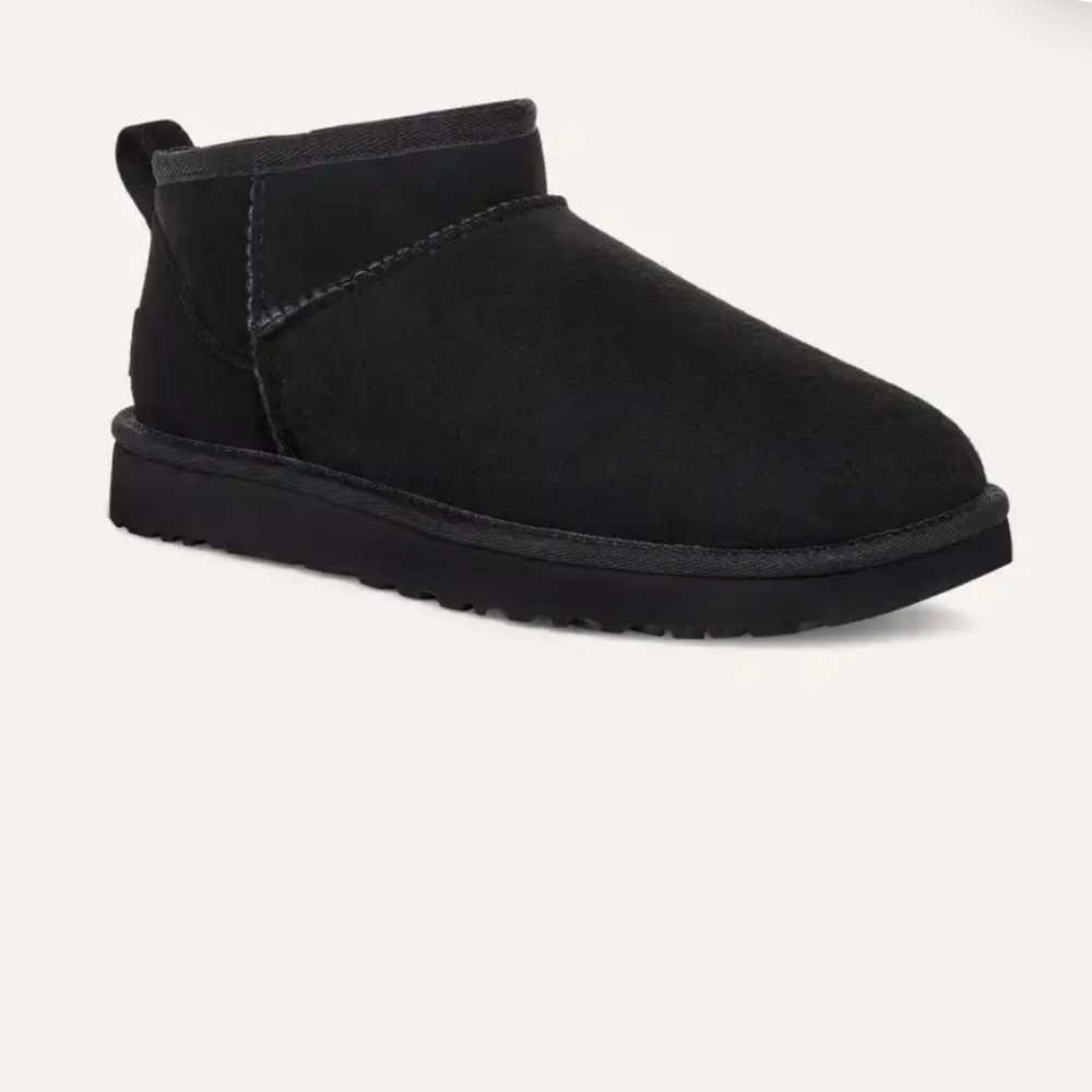 Women’s UGG boot Black ultra mini - size 9